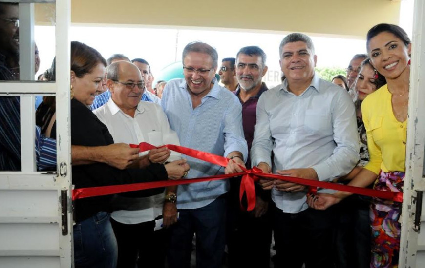 Governador inaugura obras