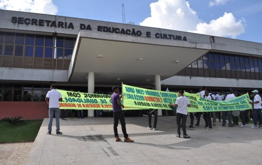 Estudantes protestam em frente a Seduc