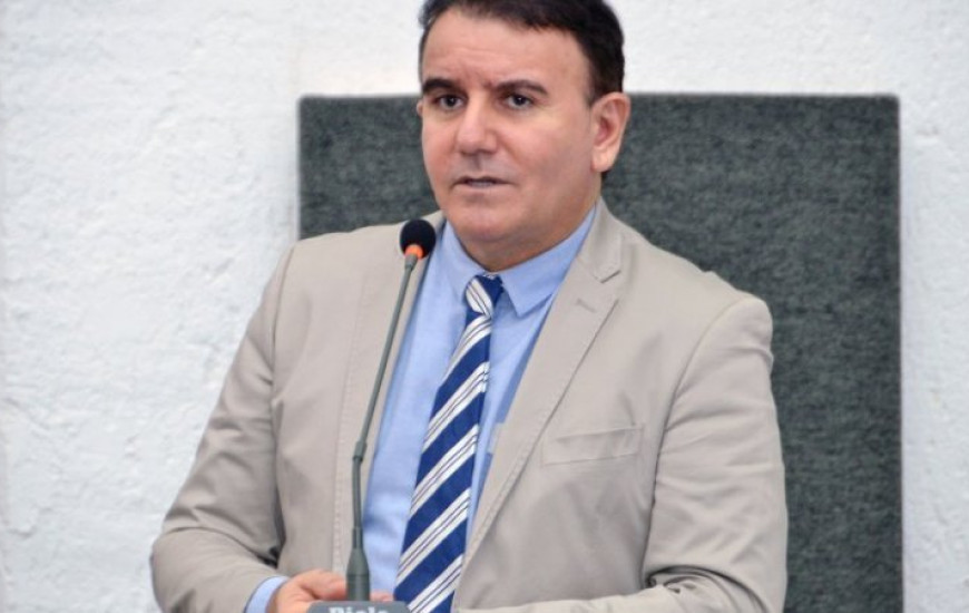 Deputado defende governo Siqueira Campos
