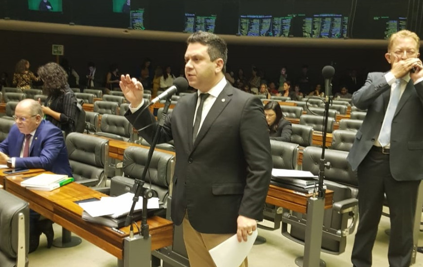Daniel Machado Tiago Dimas durante discurso na Câmara dos Deputados