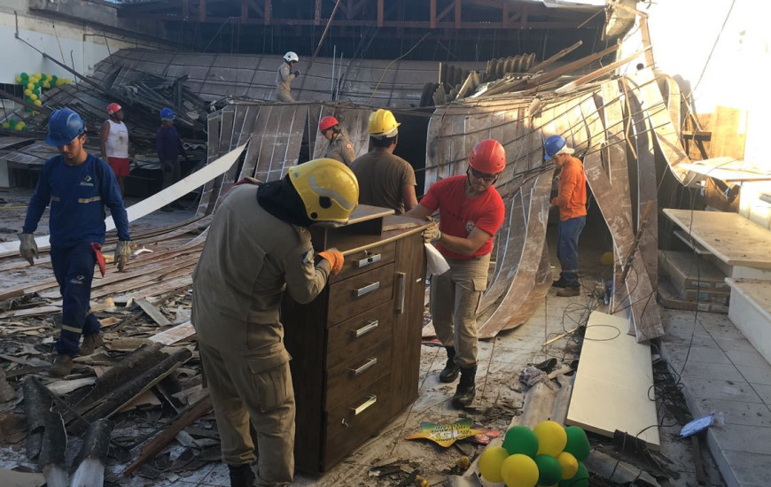 Bombeiros retiram escombros de teto desabado em Araguaína