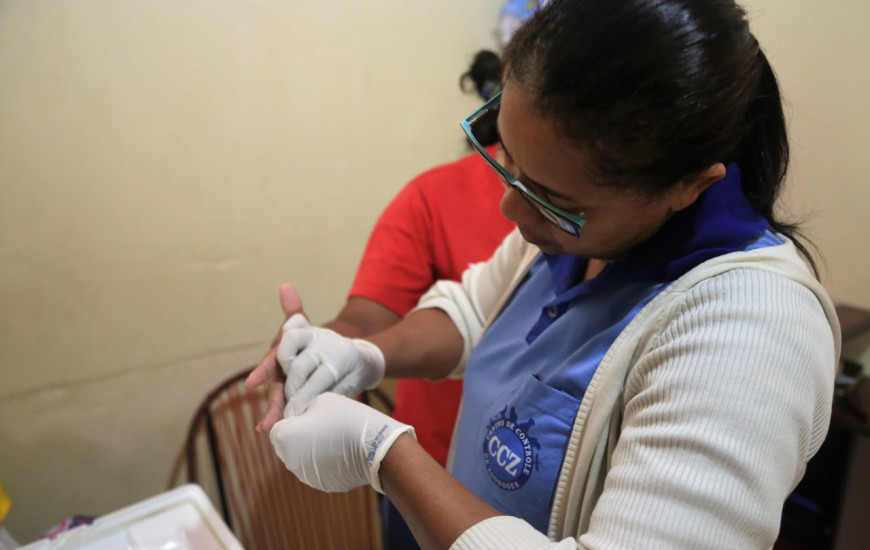 Equipes do CCZ fazem exames nas pessoas que consumiram a fruta