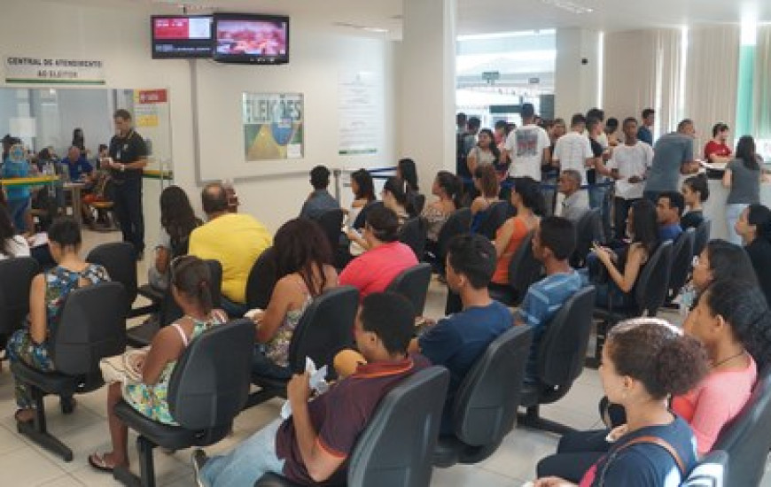 Cidadãos aguardando atendimento no Cartório Eleitoral para regularizar título