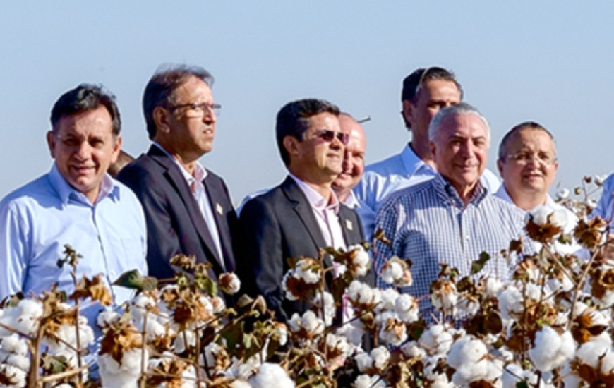 Marcelo Miranda acompanha Michel Temer em colheita de algodão