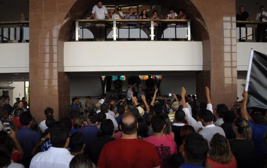 Manifestantes lotam o Palácio Araguaia, em Palmas