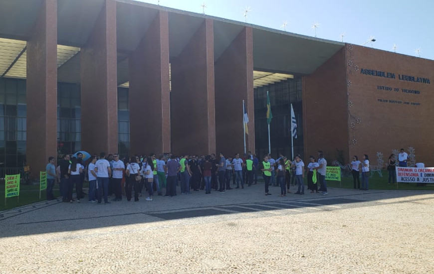 Protesto de servidores da DPE em frente à AL