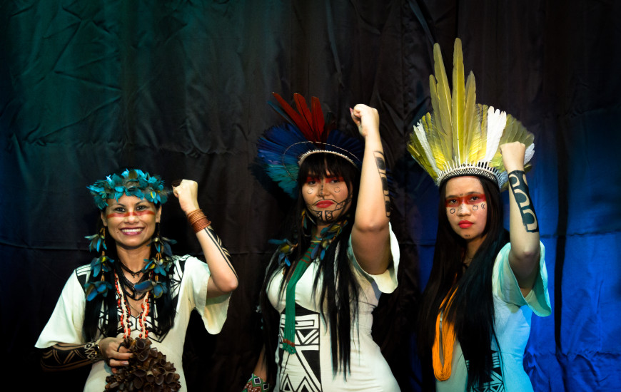 O grupo é formado pelas mulheres indígenas, Narubia, Marcia e Thaline Karajá