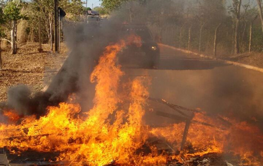 Moradores colocam fogo em via em protesto contra poeira