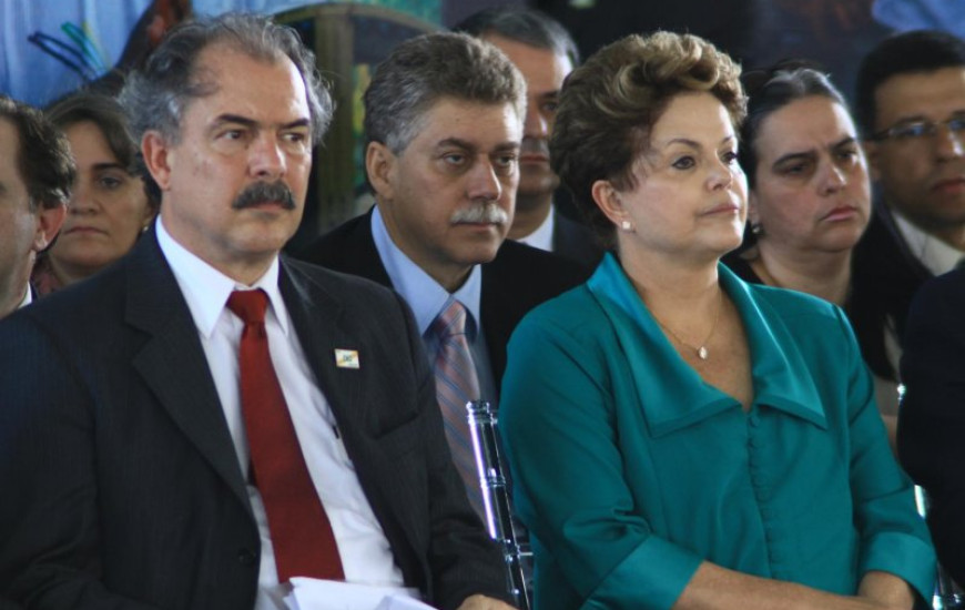 Ribeiro entre Mercadante e Dilma