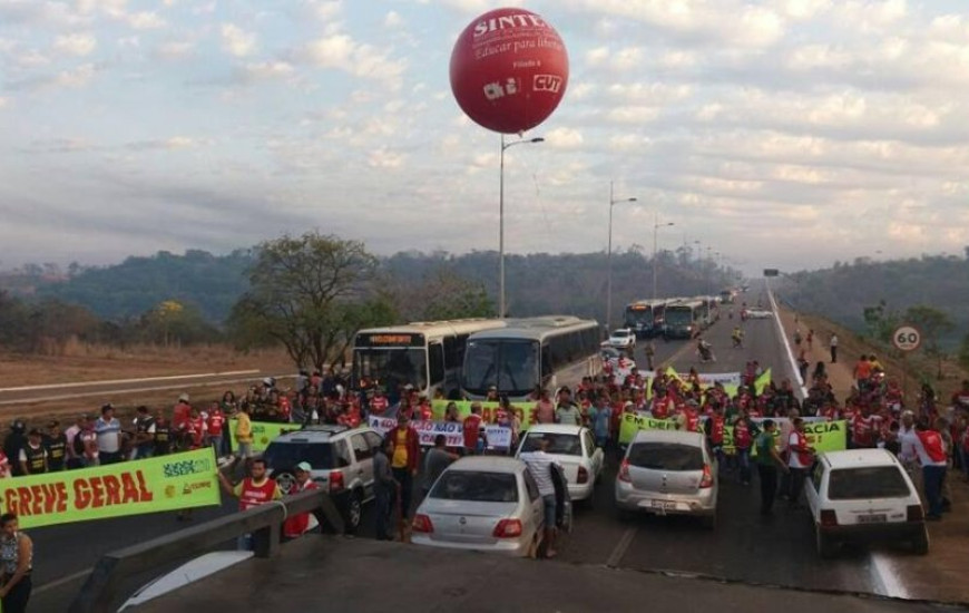 Servidores protestam em Palmas