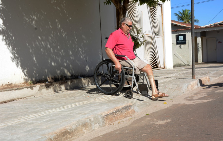 Raimundo Mendes do Santos usa cadeira de rodas há três anos