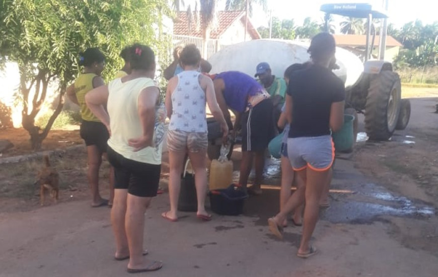 Moradores pegam água em caminhão pipa.