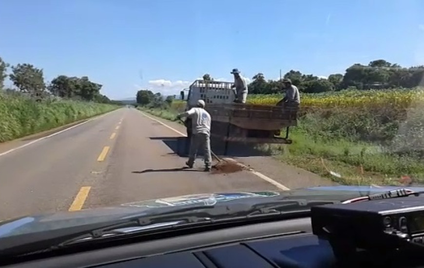 Fazendeiros que tamparam buracos perto do local do acidente 