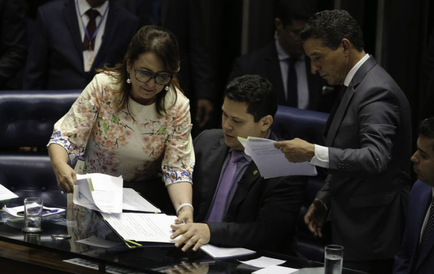Contra voto aberto, Kátia Abreu interrompe eleição no Senado