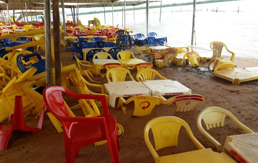 Cadeiras e mesas de praia são soterradas durante chuva