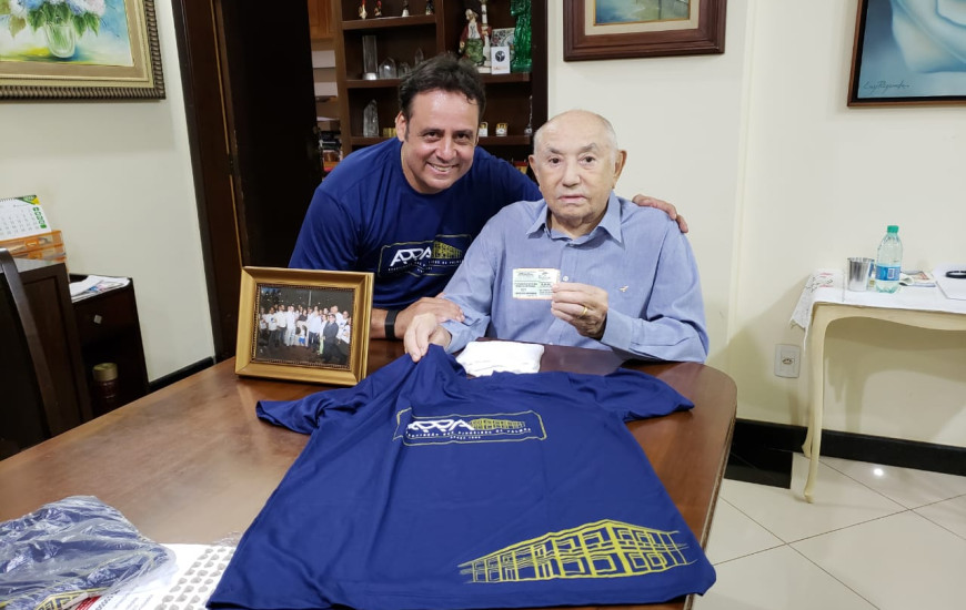 Siqueira recebe o ingresso número 1 para a confraternização dos pioneiros