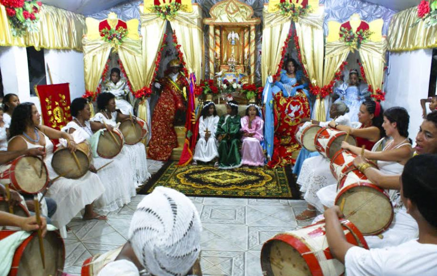Festa do Divino de Alcântara conta alvorada das caixeiras e músicos