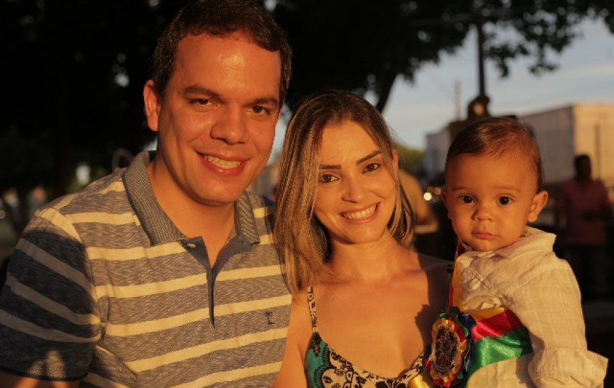 Miguel, bebê-prefeito 2016, com os pais em Araguaína