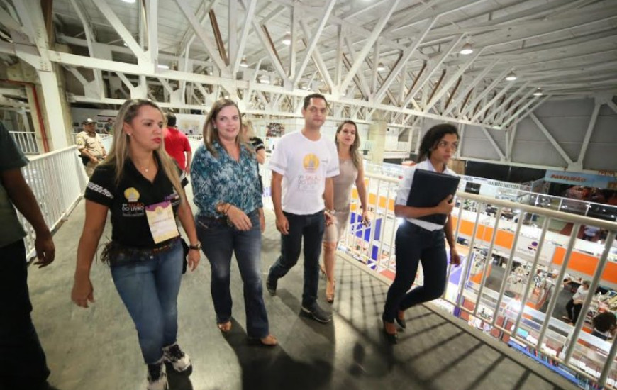 Vice-governadora e secretário visitam pavilhões