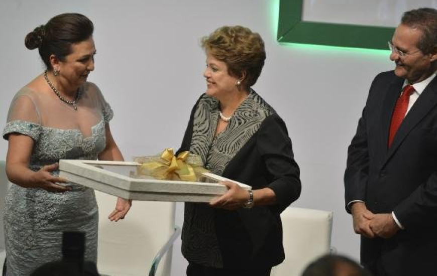 Kátia entrega presente de aniversário a Dilma