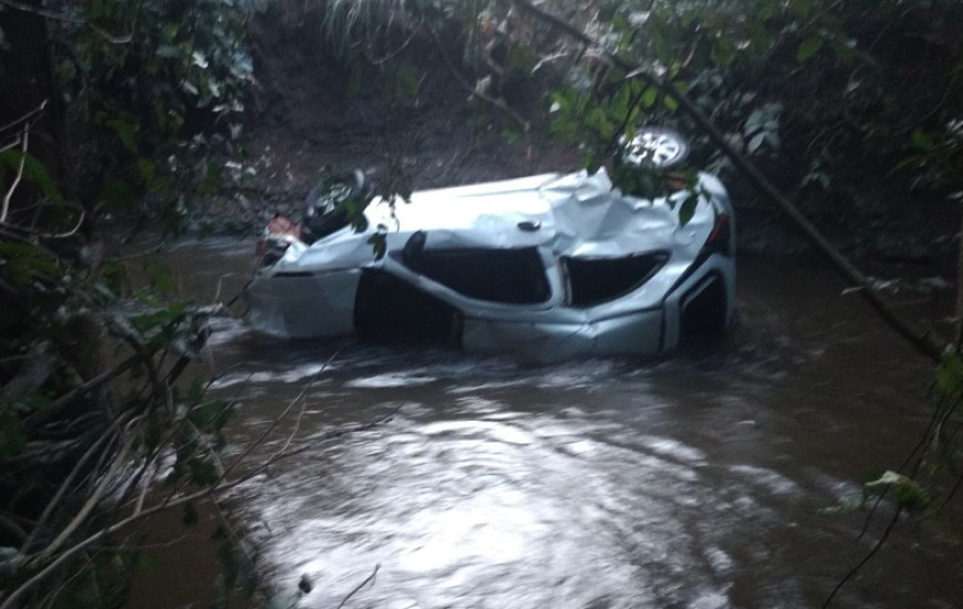 Carro em que a família estava caiu de ponte