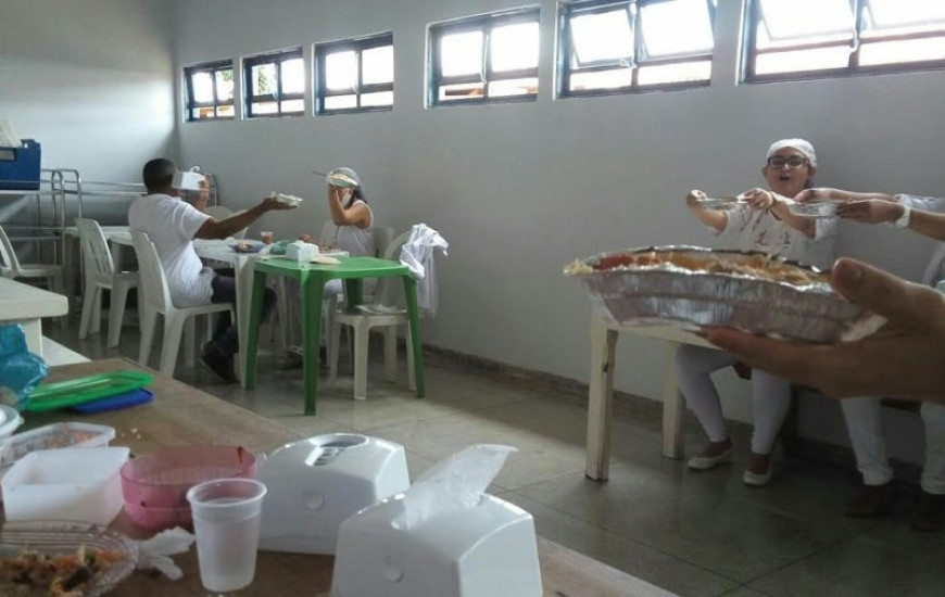 Servidores plantonistas trabalham sem alimentação