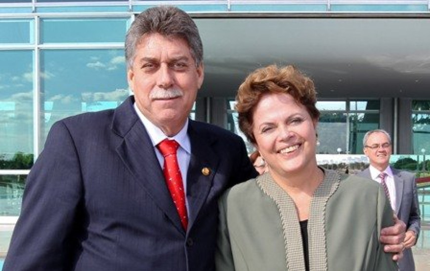 Senador ao lado da presidenta Dilma