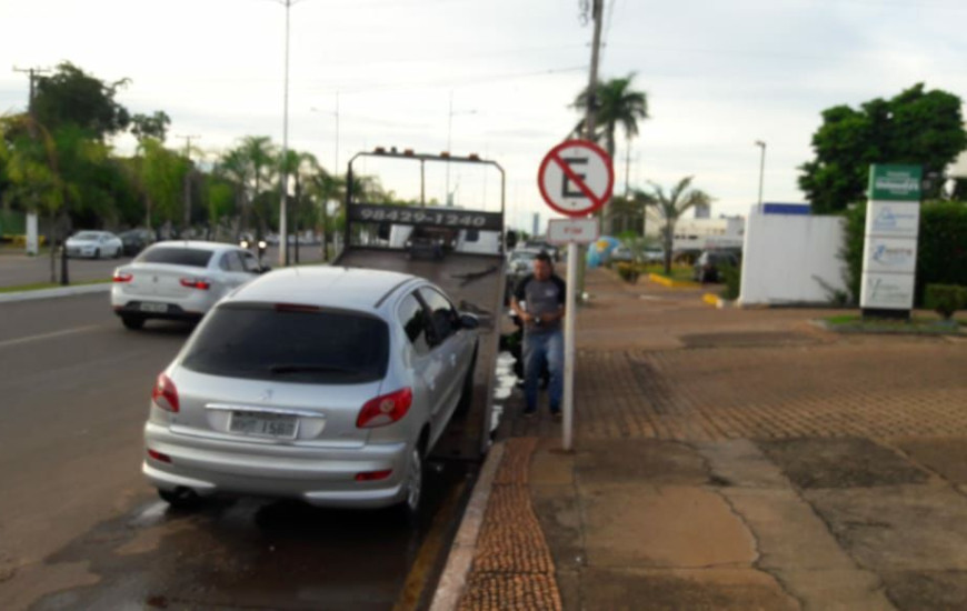 Veículo estava estacionado em local proibido 