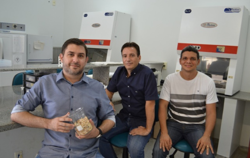 Éber Souza, Sérgio Ascêncio e Adão Montel pesquisadores do biocombustível