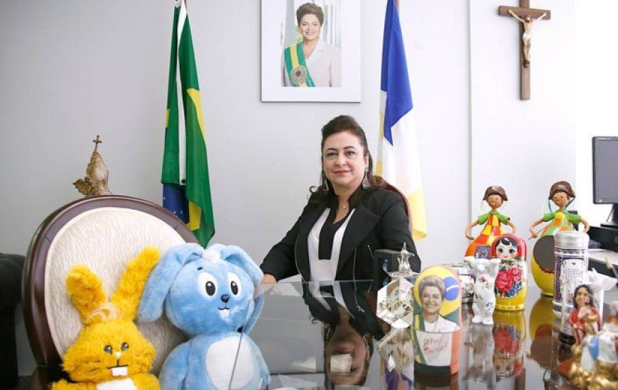A senadora Kátia Abreu em seu gabinete