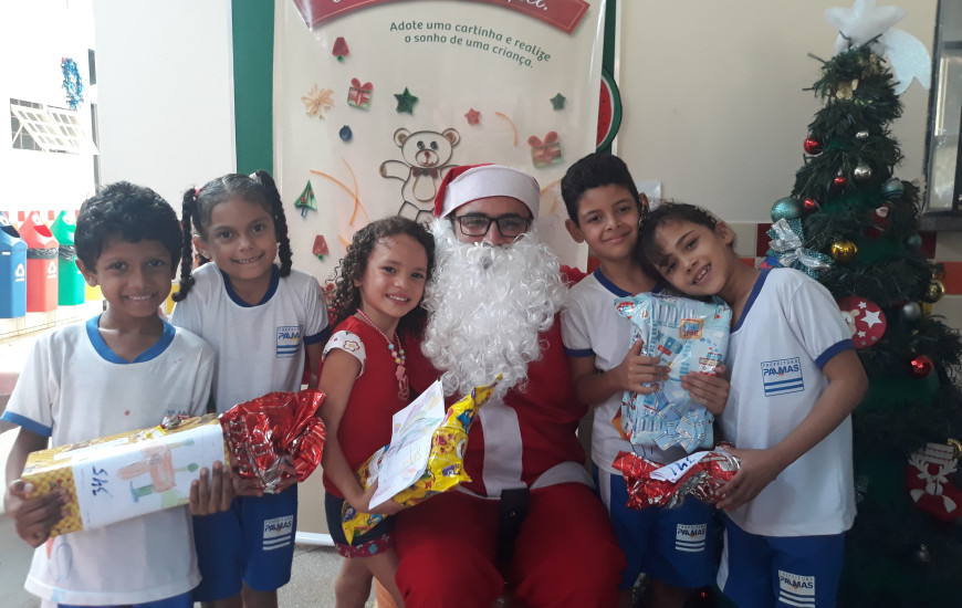 Crianças do CMEI Contos de Fada, em Palmas, recebem presentes
