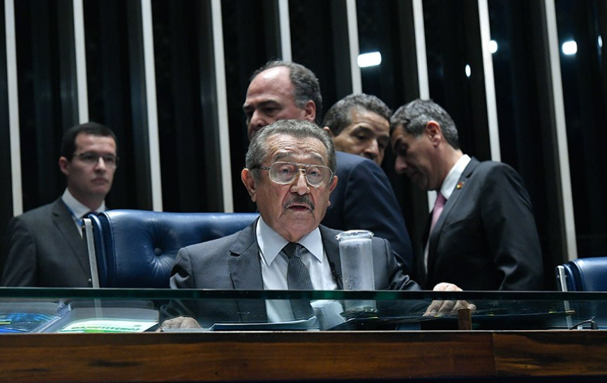 Maranhão conduz a sessão por ser o senador mais velho da Casa
