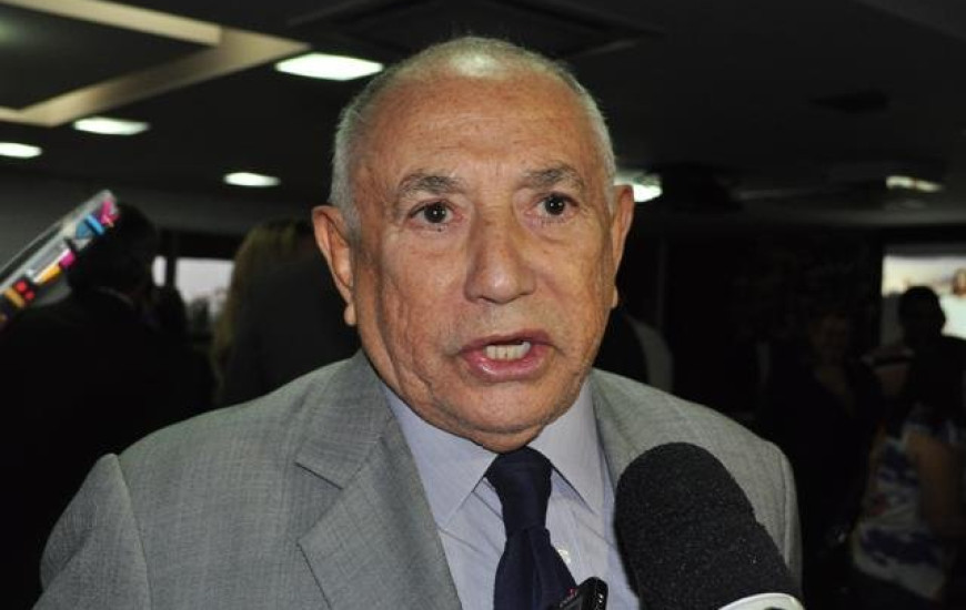 Siqueira Campos pede afastamento para descansar