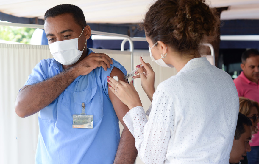 Motoristas de transporte coletivo receberam a vacina na Estação Apinajé