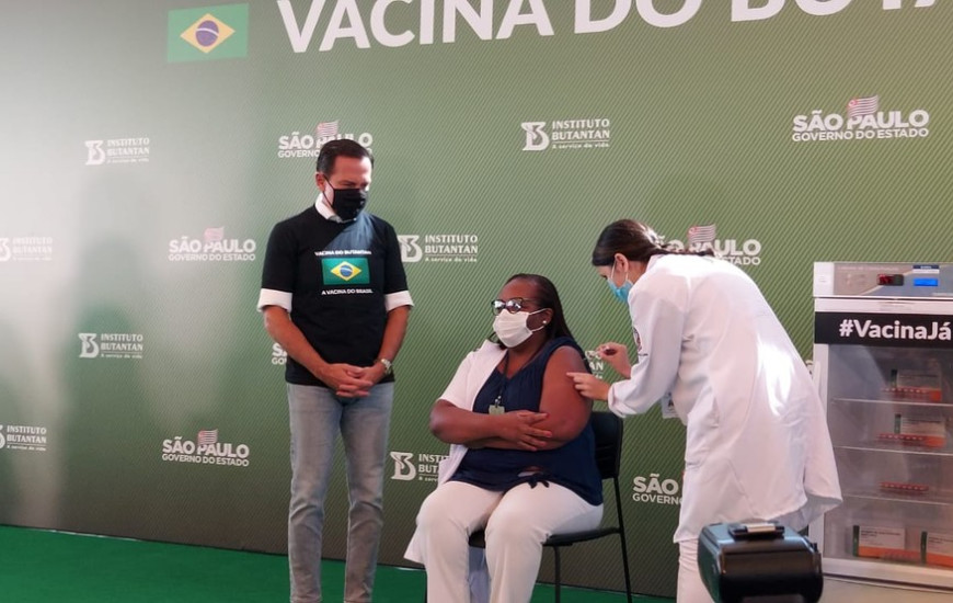 Mônica Calazans foi a primeira pessoa a ser vacinada contra Covid-19 no Brasil