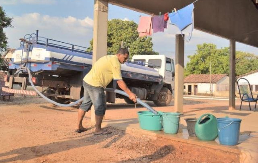 Moradores de Pindorama sofrem com falta de água