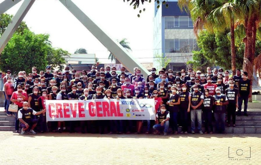 Servidores protestam e debatem contraproposta