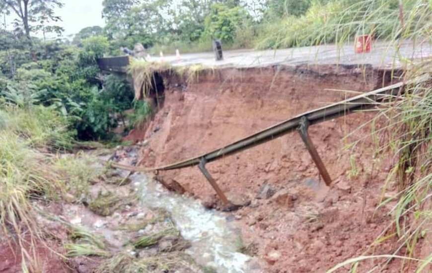 Trecho da rodovia que desabou com as chuvas 