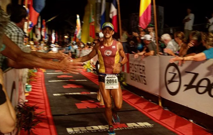 Atleta cruza linha de com camisa que remete aos Bombeiros e ao Tocantins