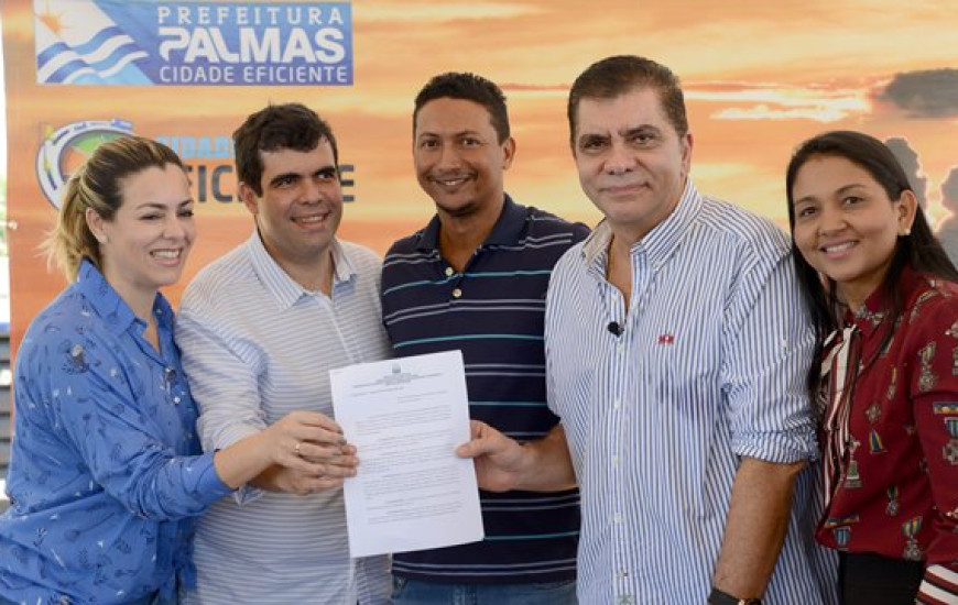 Prefeito de Palmas afirma aos moradores que terão documentos de seus imóveis