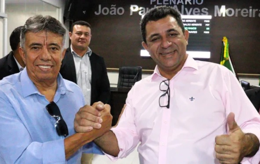 Manoel Silvino (E) e João Alberto (D) na Câmara Municipal de Tocantínia