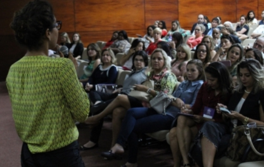 Advogadas acompanham palestra de Ilka Teodoro