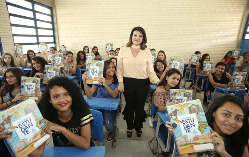 Alunos do CEM Santa Rita recebem cadernos do estudante