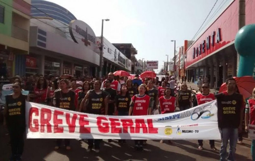 Servidores fazem protesto em Araguaína