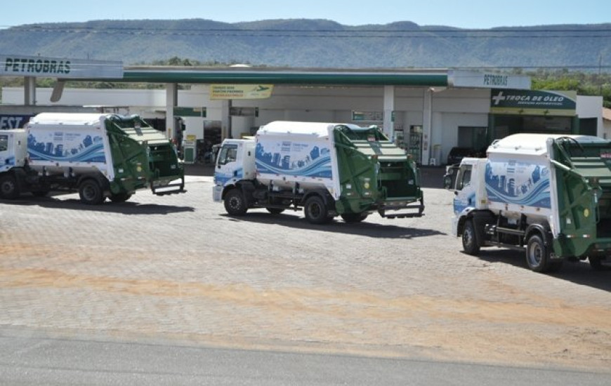 Caminhões de lixo locados pela Terra Clean