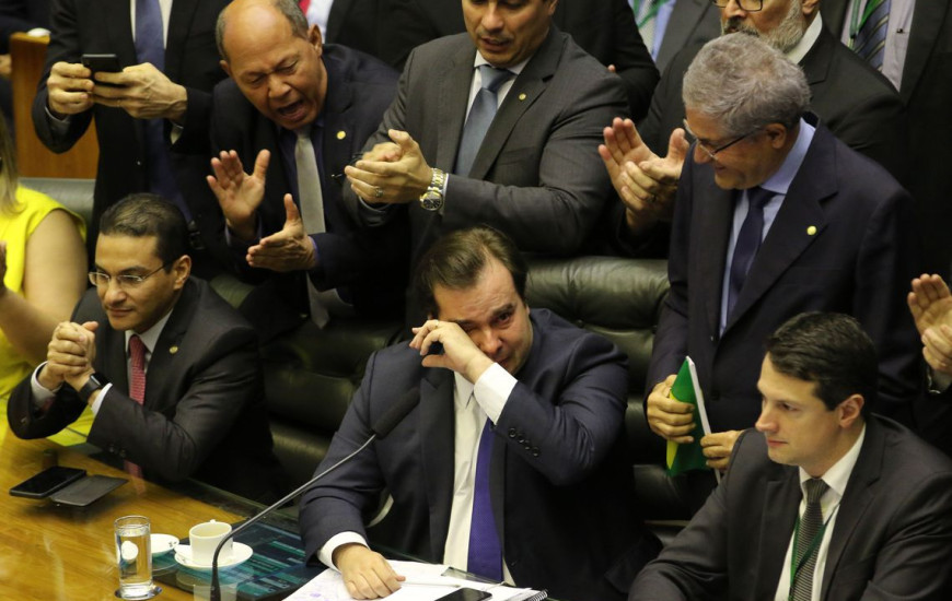 Rodrigo Maia se emociona durante comemoração da aprovação
