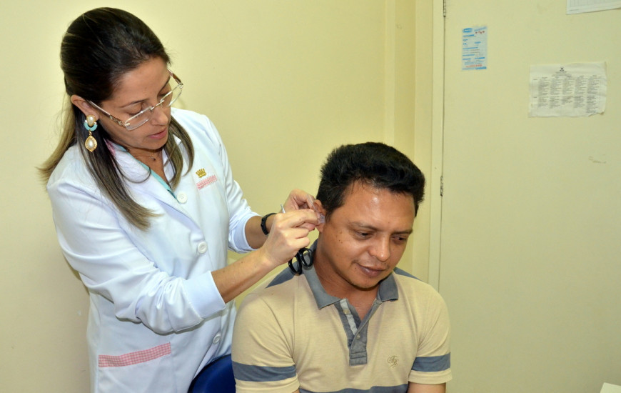 Paciente em entrega de aparelho auditivo no CER