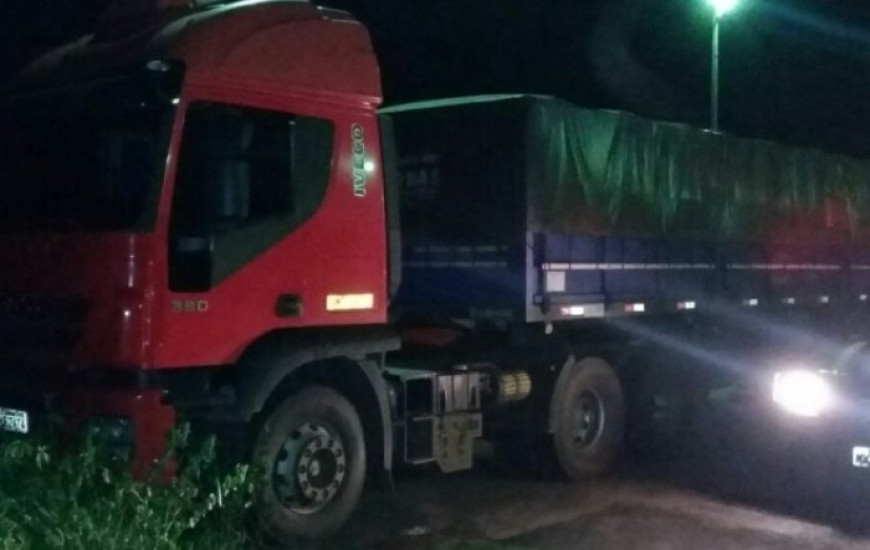 PRF apreendeu caminhão roubado em Araguaína