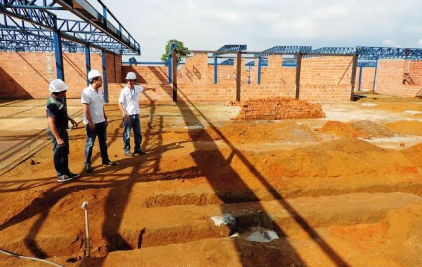 Roberto Pires visitou obras nesta 3ª