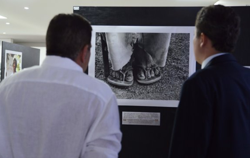 Prefeito de Palmas e defensor prestigiam exposição